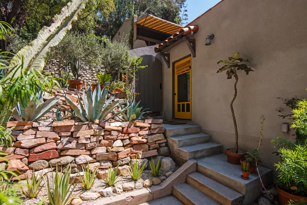 Photo of the exterior of a private cottage Airbnb in Hollywood Hills West