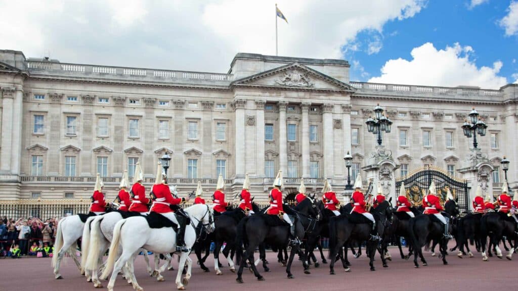 British soldiers on horses in front of Buckingham Palace